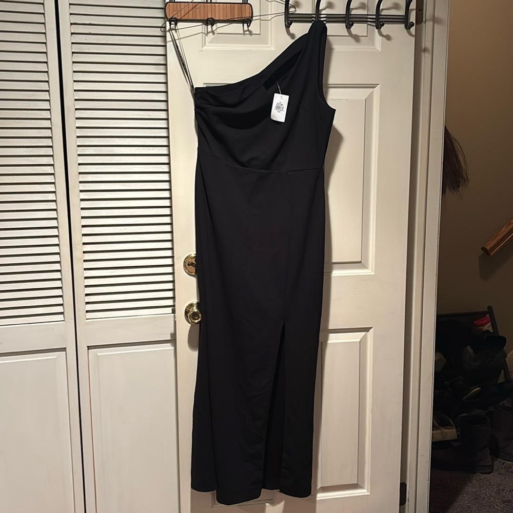Sleeveless off shoulder long dress with keyhole detailing at neck